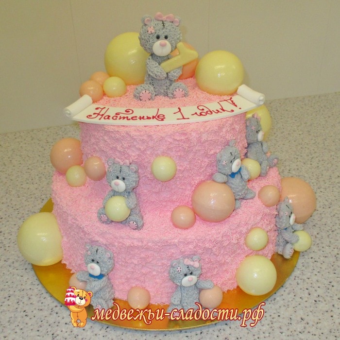 Оригинальный торт на год с шоколадными шарами и мишками 